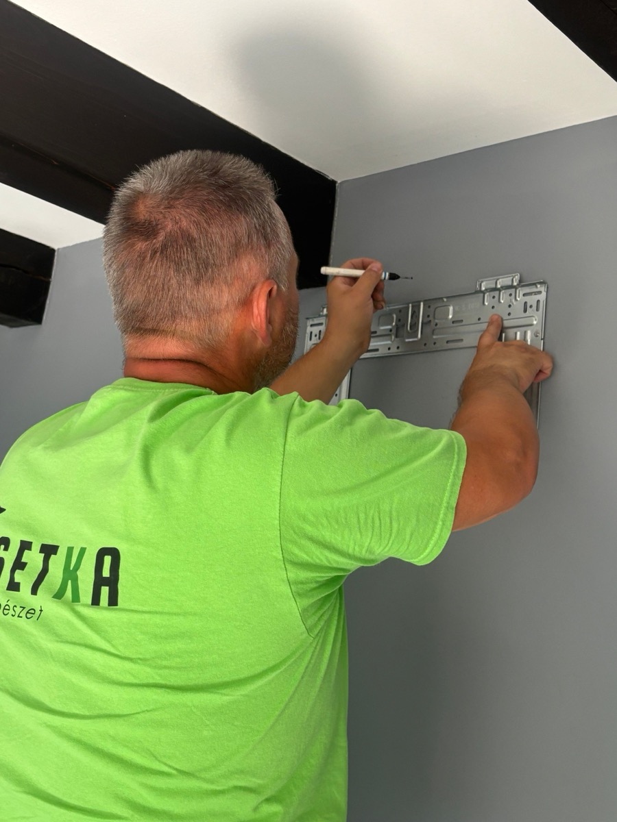 Beltéri klíma tartókonzol kijelölése szerelés előtt