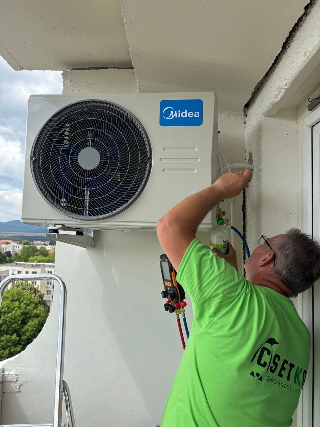 Midea kültéri egység szerelése mérőműszerekkel